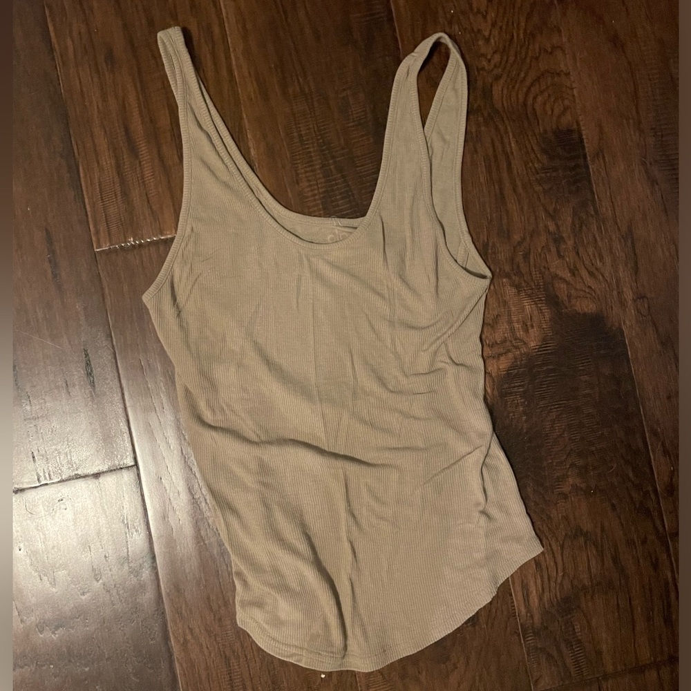 Alo yoga tank size xs khaki/tan